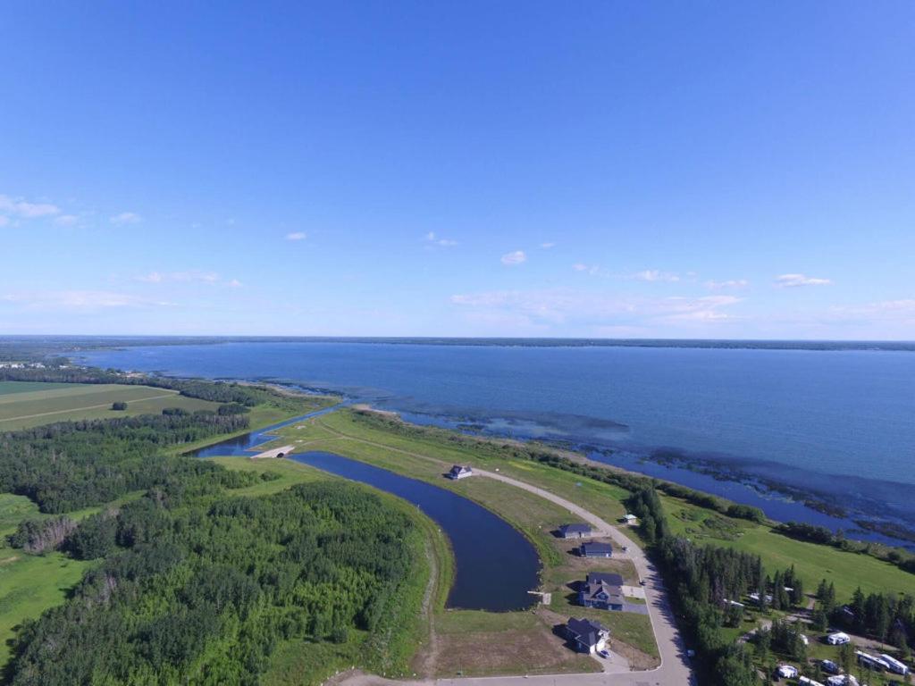 Alberta Beach Inn And Suites Екстериор снимка