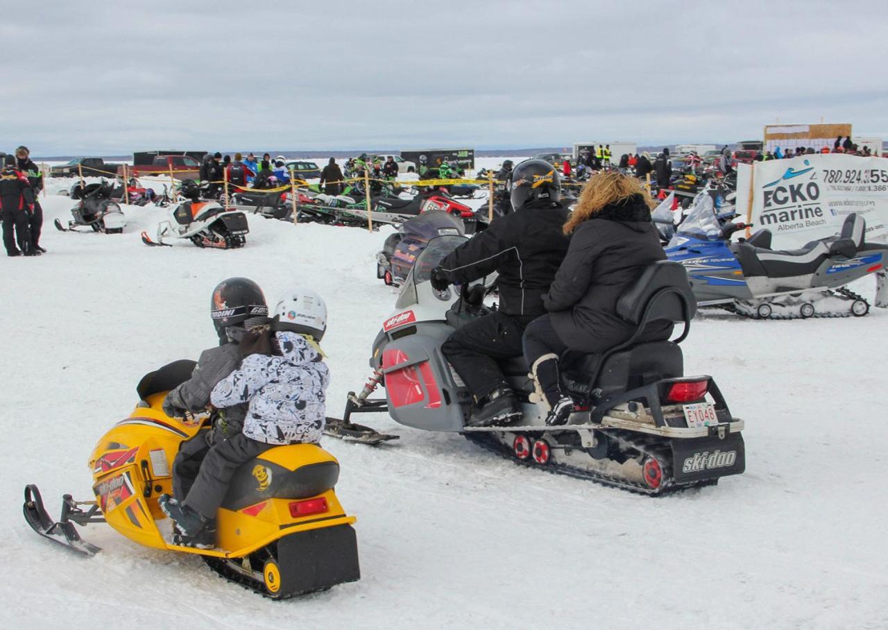 Alberta Beach Inn And Suites Екстериор снимка